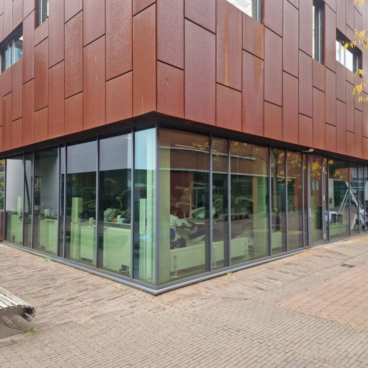 Shielding folie aangebracht op een gebouw