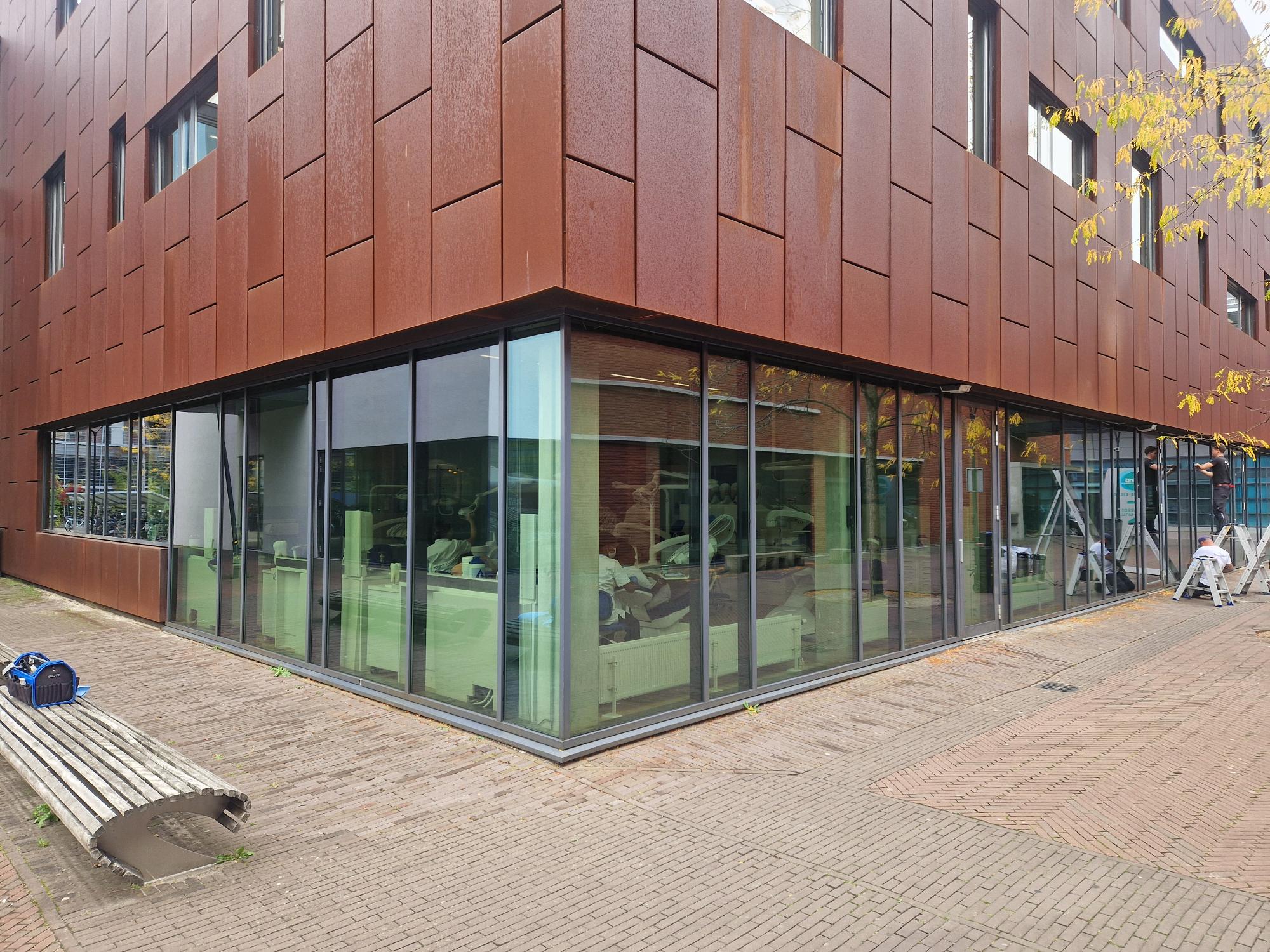 Shielding folie aangebracht op een gebouw