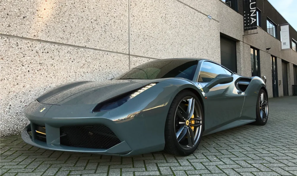 Autoraamfolie-aanbrengen-op-Ferrari