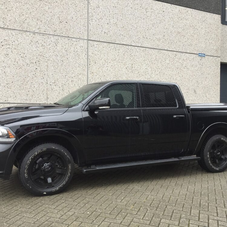 Dodge Ram voorportieren en voorruit FG70 vanaf Bstijl Privacy glass.1