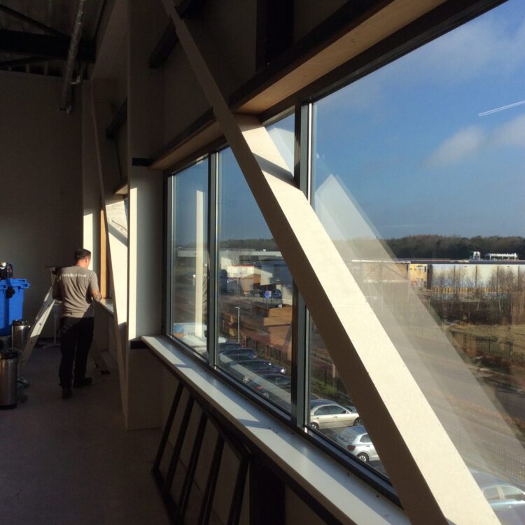 Raamfolie gebouw aanbrengen