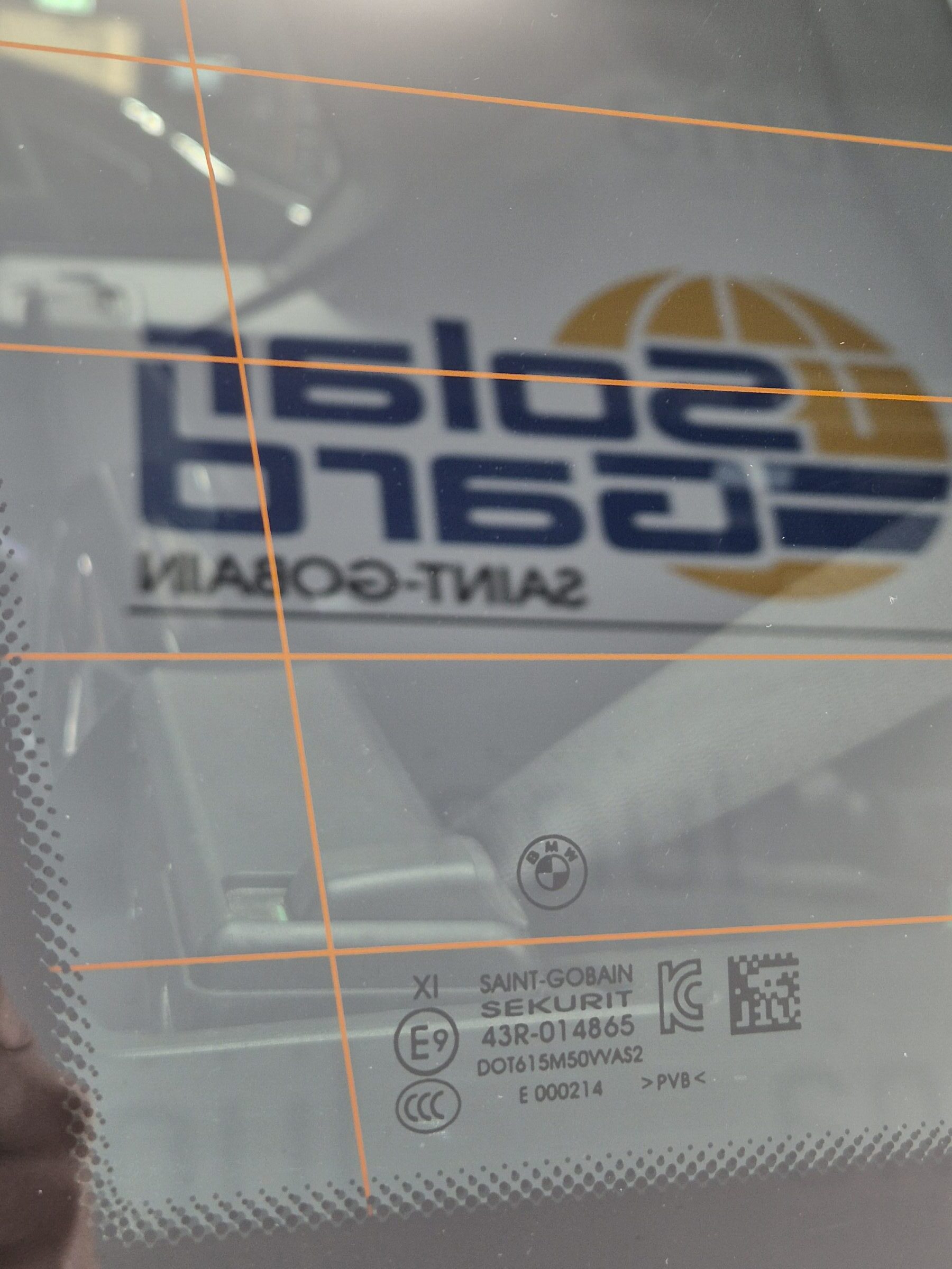 Logo Saint-Gobain in autoruit