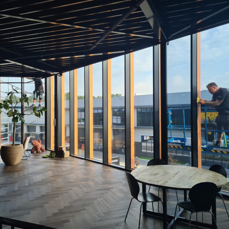 Monteur die spiegelfolie aanbrengt